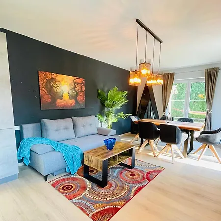 The Villa Toscana, A Serene Retreat In Center Of Friedrichshafen City With Lush Green Lawns, Terrace & Private Garage- Lidl, Bakery Walking Distance- Bodenseecenter, Sportsbad 3 Mins, Lake 7 Mins Exterior photo