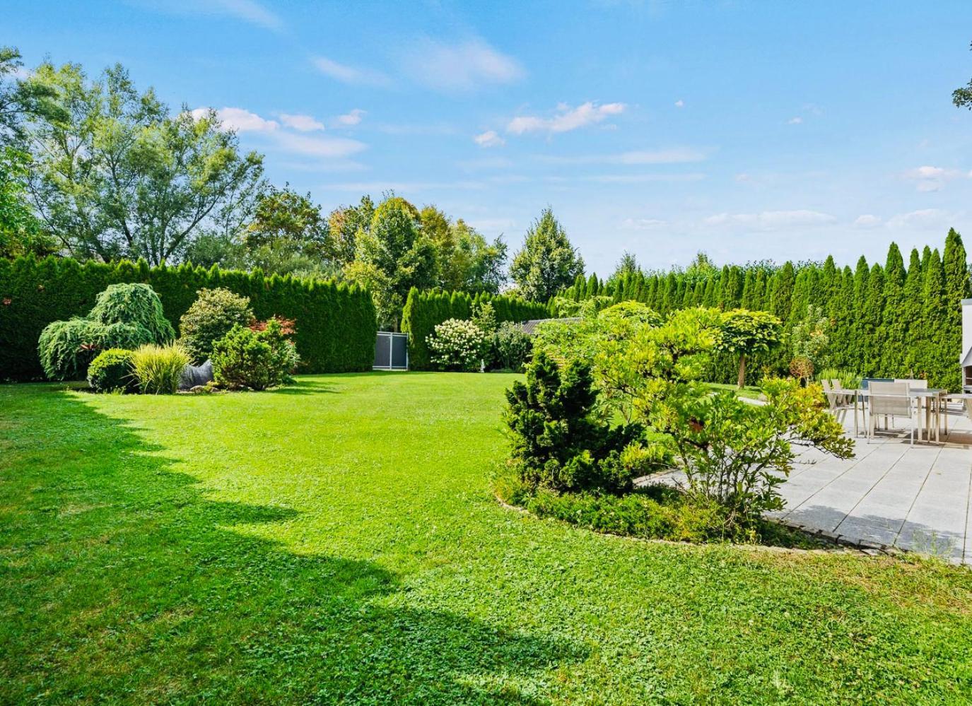 The Toscana, A Serene Retreat In Center Of With Lush Lawns, Terrace & Private Garage- Lidl, Bakery Walking Distance- Bodenseecenter, Sportsbad 3 Mins, 7 Mins Villa