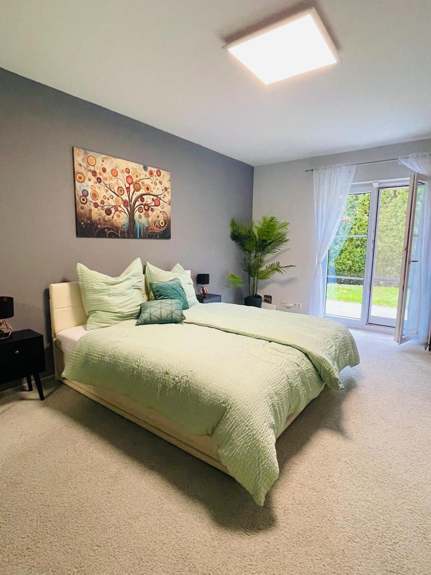 The Toscana, A Serene Retreat In Center Of With Lush Lawns, Terrace & Private Garage- Lidl, Bakery Walking Distance- Bodenseecenter, Sportsbad 3 Mins, 7 Mins Villa *