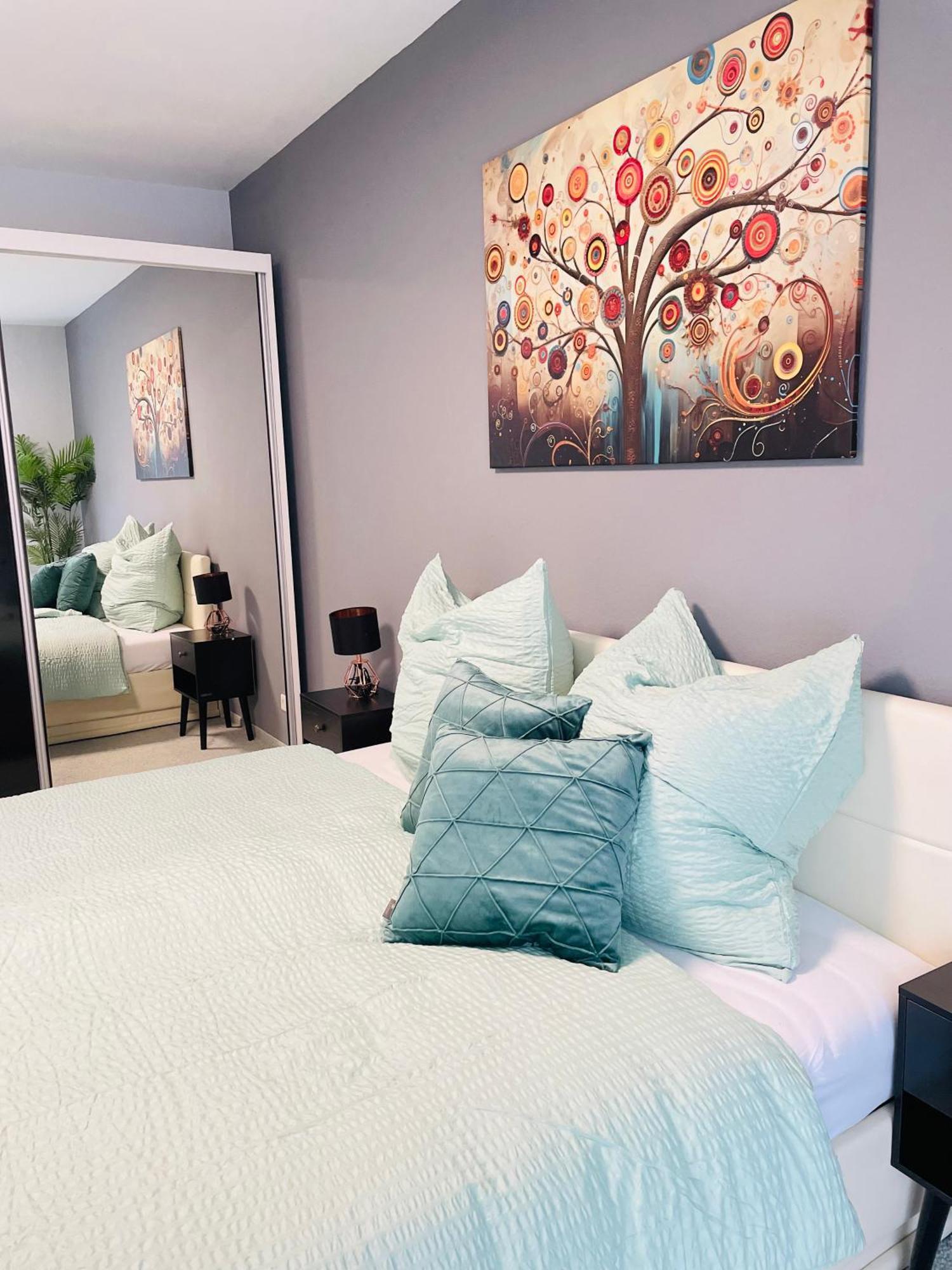 Villa The Toscana, A Serene Retreat In Center Of With Lush Lawns, Terrace & Private Garage- Lidl, Bakery Walking Distance- Bodenseecenter, Sportsbad 3 Mins, 7 Mins *