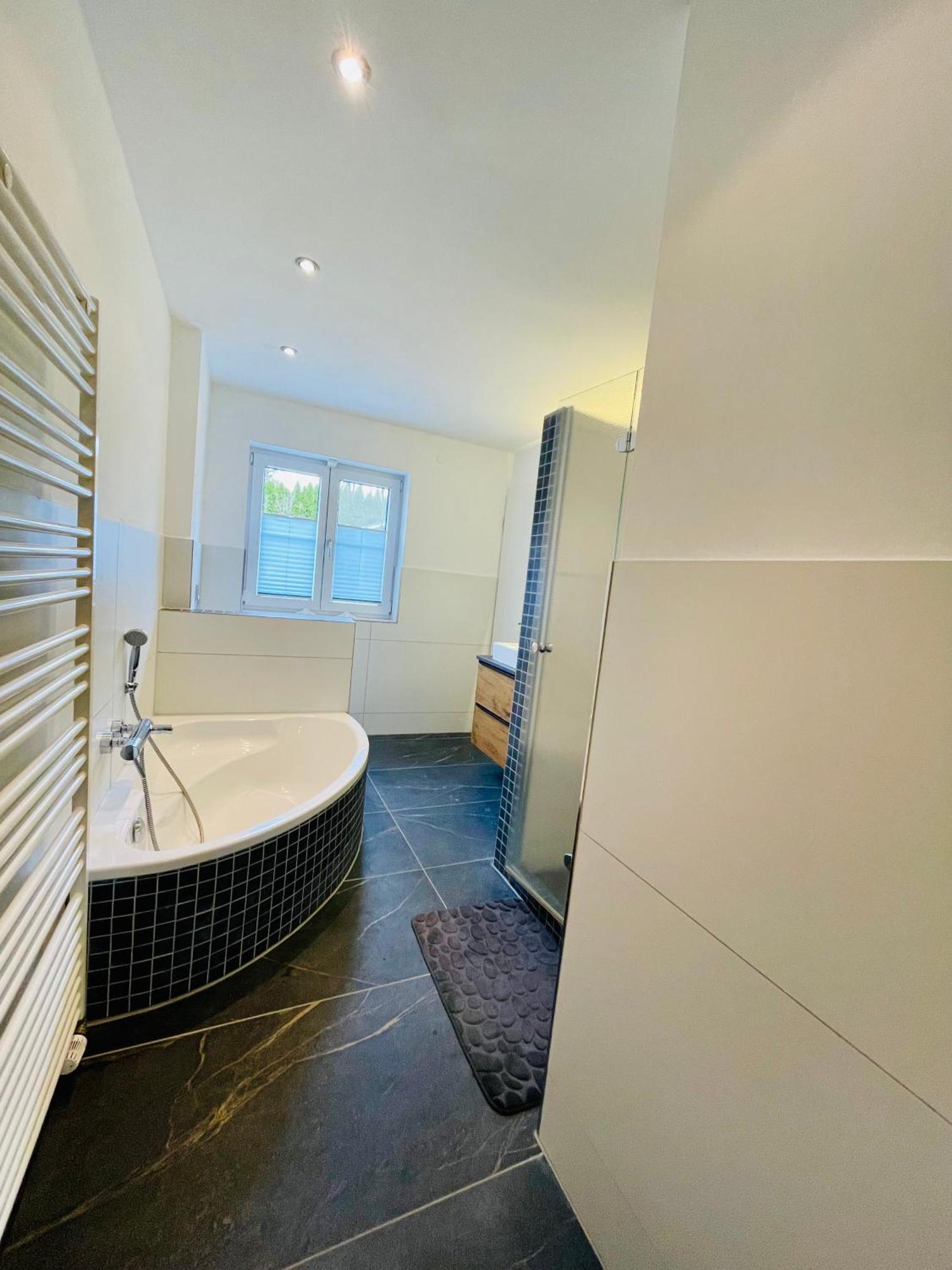 The Toscana, A Serene Retreat In Center Of With Lush Lawns, Terrace & Private Garage- Lidl, Bakery Walking Distance- Bodenseecenter, Sportsbad 3 Mins, 7 Mins * Friedrichshafen