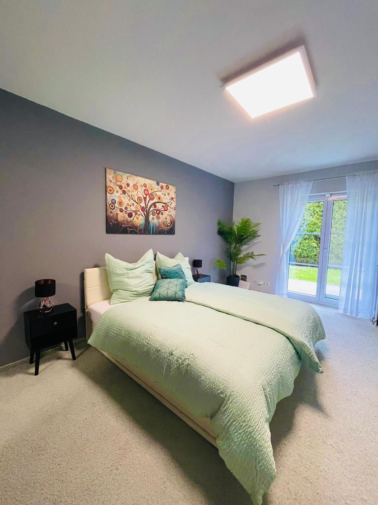 Villa The Toscana, A Serene Retreat In Center Of With Lush Lawns, Terrace & Private Garage- Lidl, Bakery Walking Distance- Bodenseecenter, Sportsbad 3 Mins, 7 Mins *