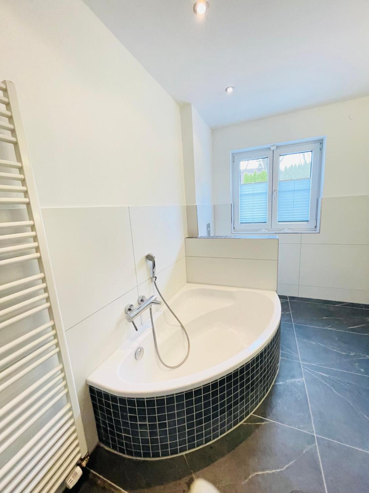 The Toscana, A Serene Retreat In Center Of With Lush Lawns, Terrace & Private Garage- Lidl, Bakery Walking Distance- Bodenseecenter, Sportsbad 3 Mins, 7 Mins *