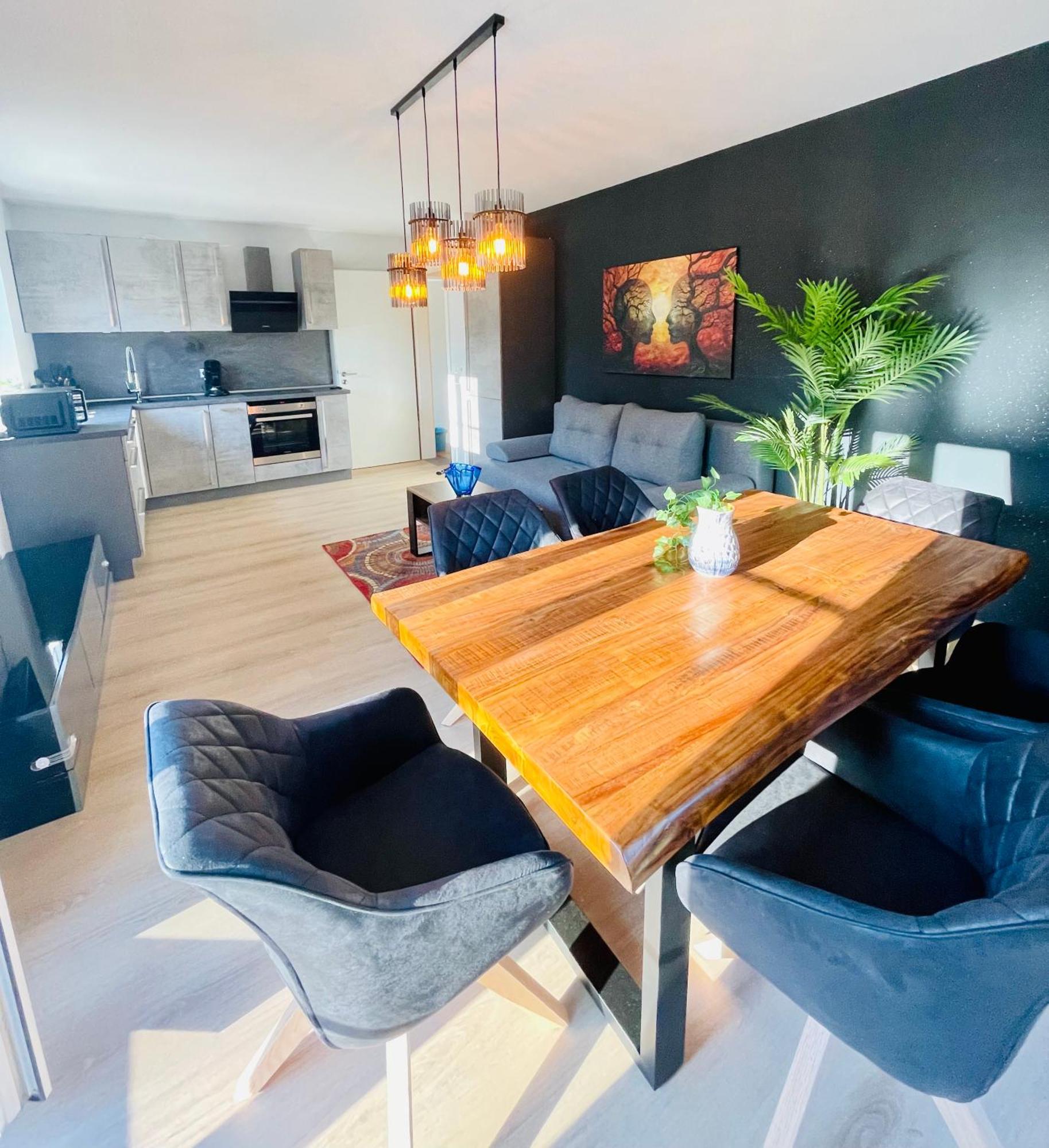 The Toscana, A Serene Retreat In Center Of With Lush Lawns, Terrace & Private Garage- Lidl, Bakery Walking Distance- Bodenseecenter, Sportsbad 3 Mins, 7 Mins Villa