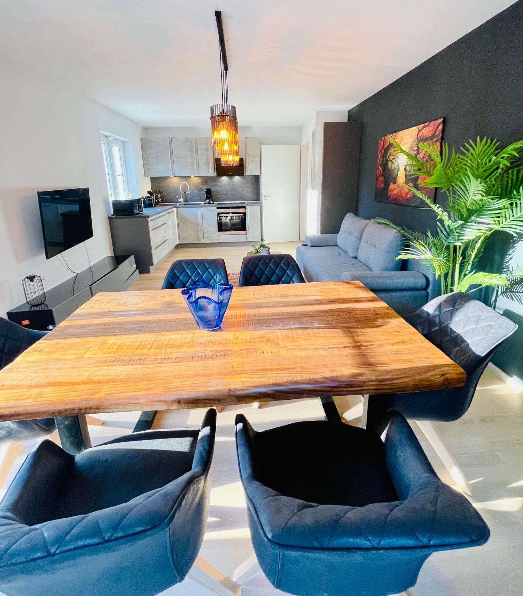 The Toscana, A Serene Retreat In Center Of With Lush Lawns, Terrace & Private Garage- Lidl, Bakery Walking Distance- Bodenseecenter, Sportsbad 3 Mins, 7 Mins Villa *
