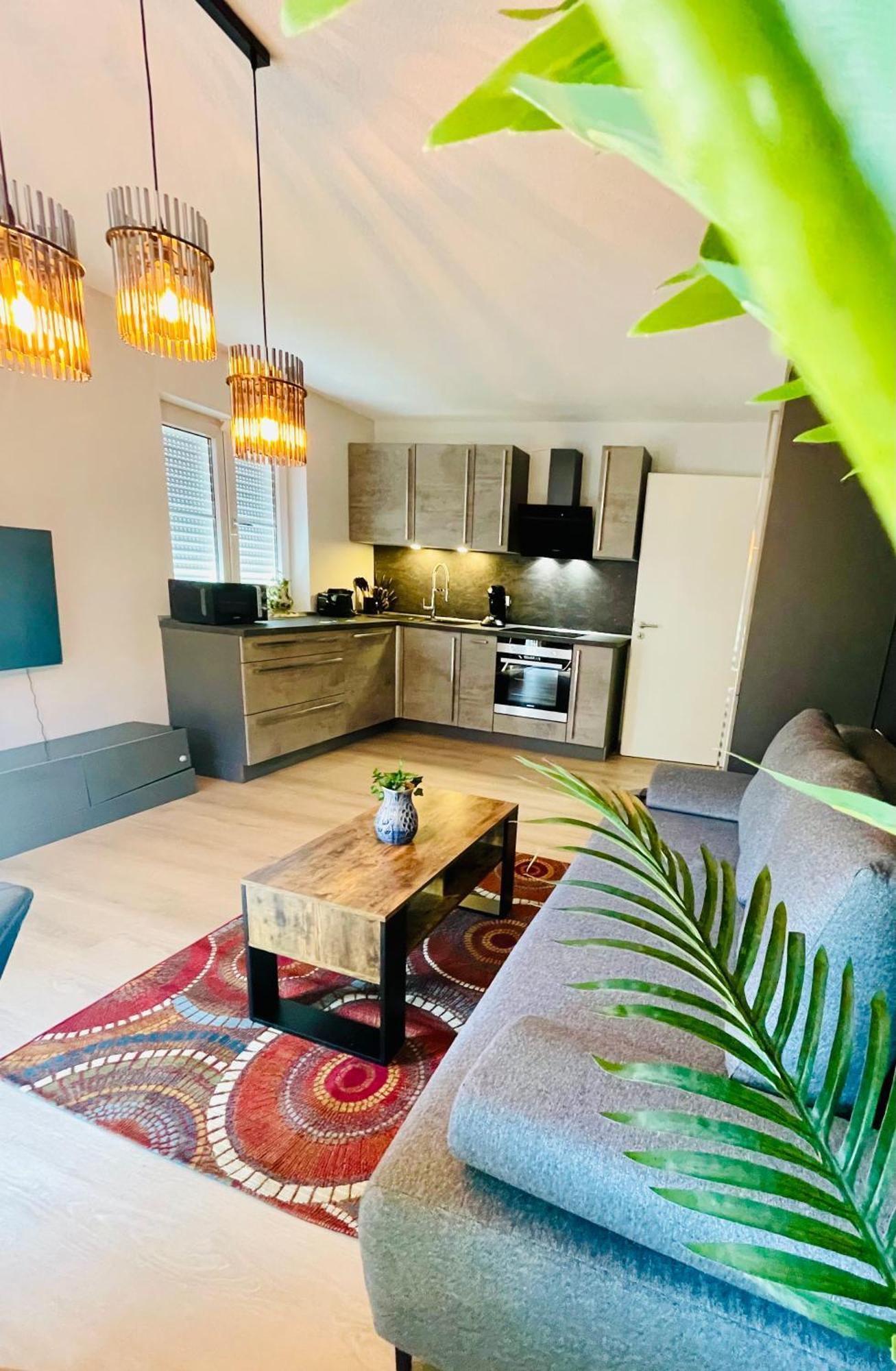 Villa The Toscana, A Serene Retreat In Center Of With Lush Lawns, Terrace & Private Garage- Lidl, Bakery Walking Distance- Bodenseecenter, Sportsbad 3 Mins, 7 Mins *